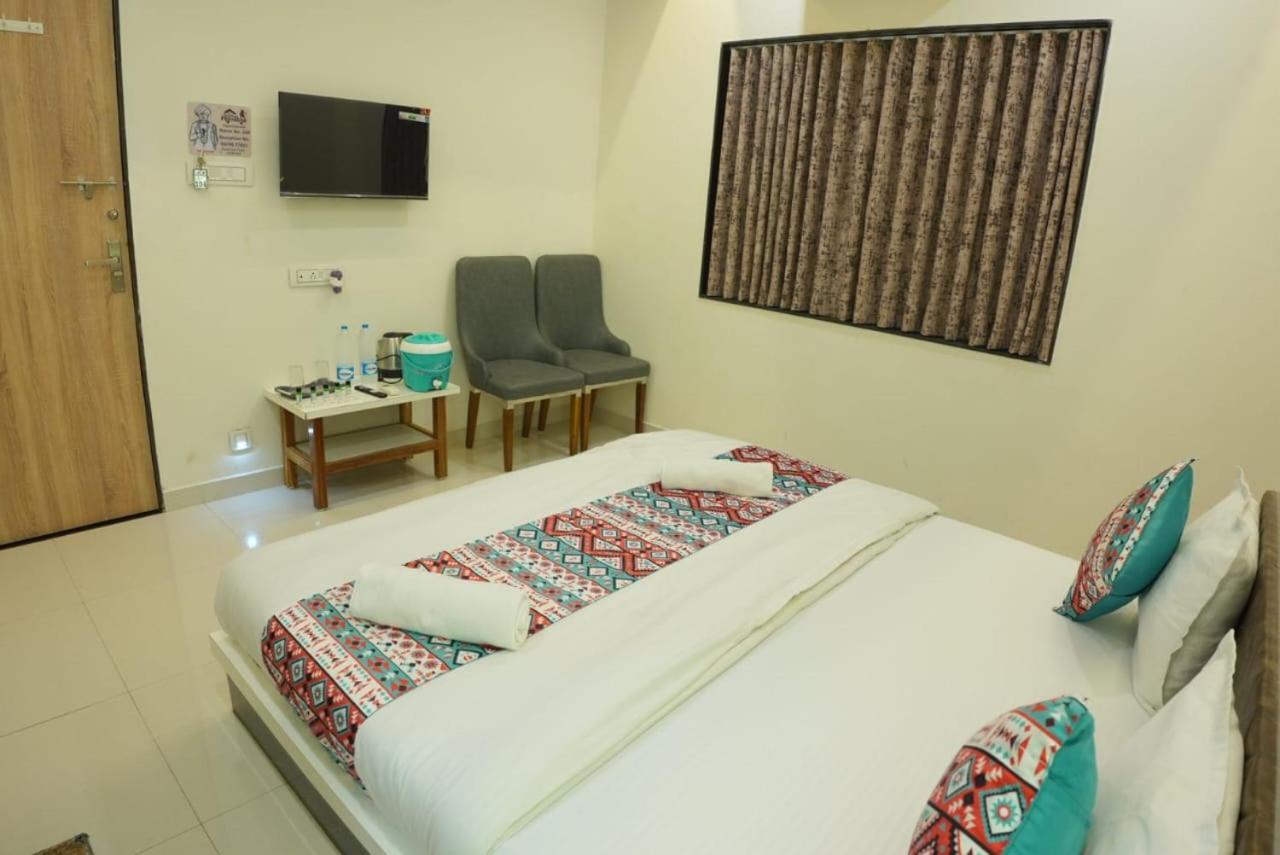 Hotel Ayodhya Virpur Bagian luar foto